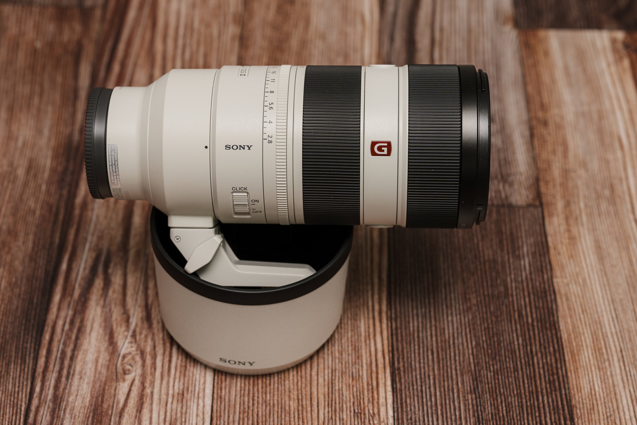 The aperture ring is de-clickable and toothed, so it has a nice grip and feels different from the zoom and focus rings — easy to find by feel.